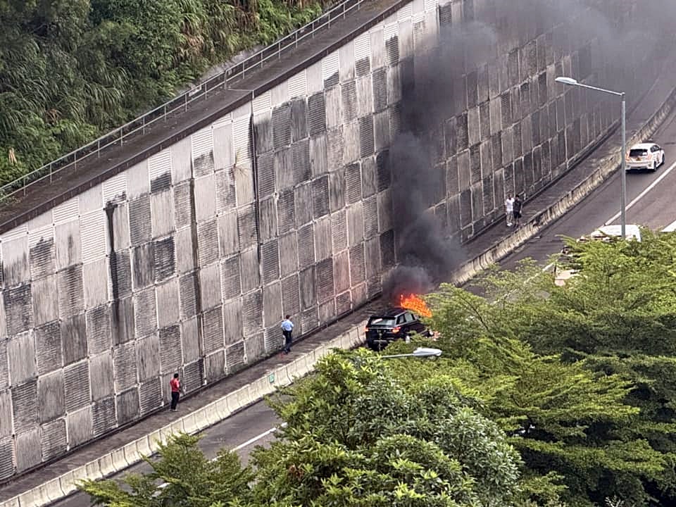 私家車車頭起火。fb：交通意外關注組(香港)