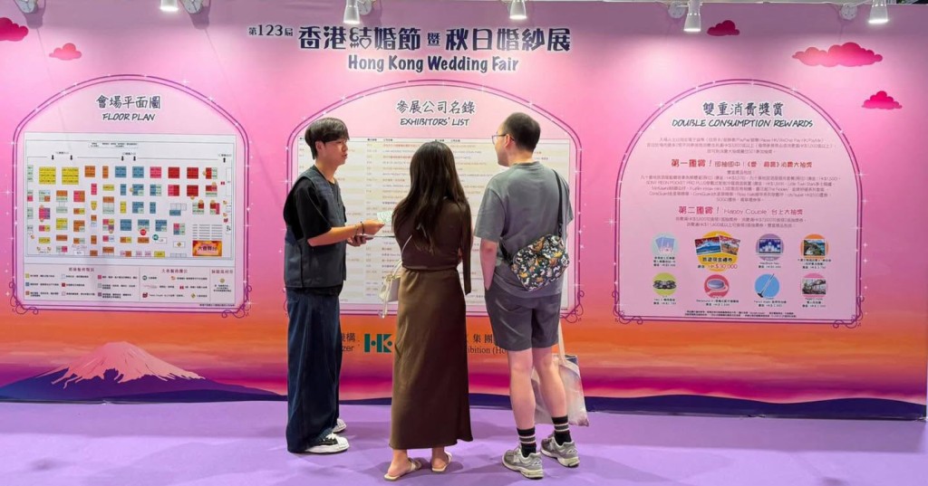 海關宣傳隊向市民派發宣傳單張及播放宣傳影片,提醒他們購買預繳套餐時一定要打醒十二分精神。香港海關FB圖片 海關宣傳隊向市民派發宣傳單張及播放宣傳影片,提醒他們購買預繳套餐時一定要打醒十二分精神。香港海關FB圖片