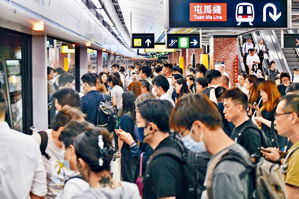 「小犬」逐漸遠離本港,天文台昨午改掛3號風球,不少打工仔趕往上班。