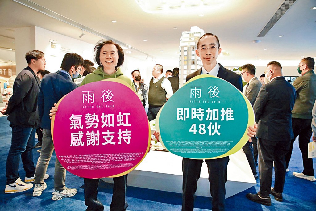 星星地產陳文輝（圖左）指，雨後昨原價加推48伙。旁為廖漢威。