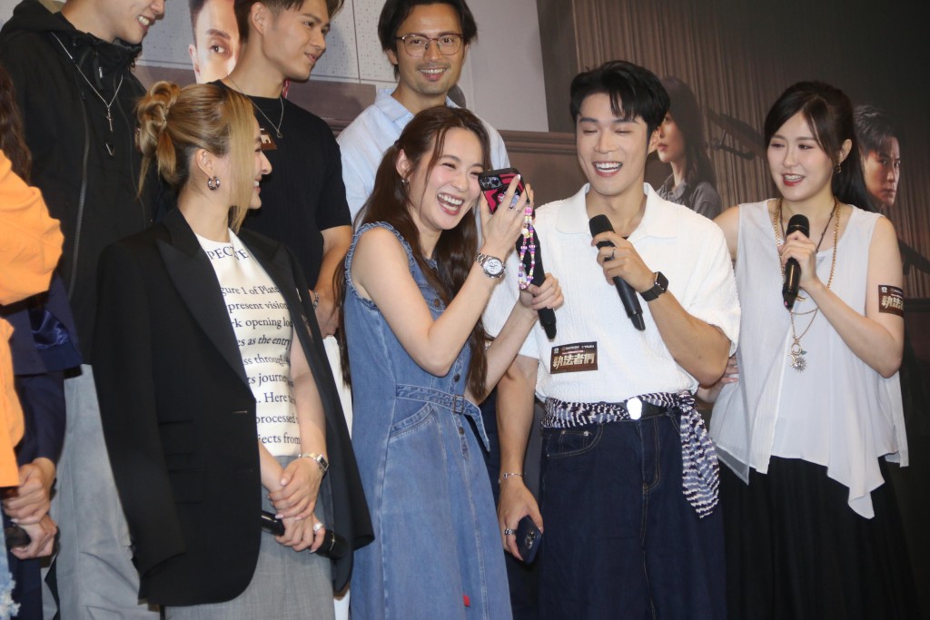 蔡潔即場致電黃宗澤,卻遭兩度Cut線。 蔡潔即場致電黃宗澤,卻遭兩度Cut線。