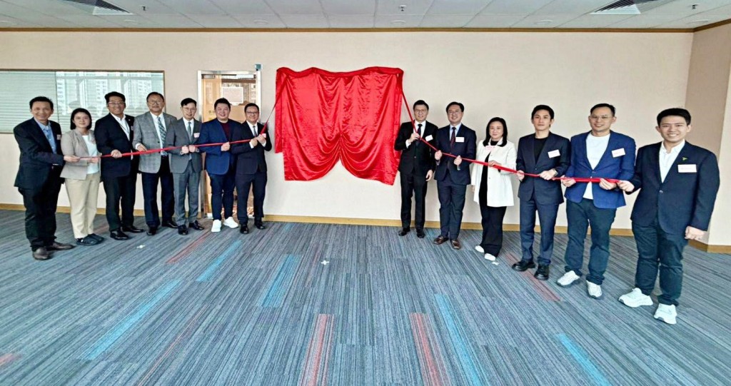 立法會科技創新界議員邱達根與選舉委員會議員范駿華，聯同全國青聯副主席梁毓偉於柴灣青年廣場開設的聯合地區辦事處開幕。 港區全國人大代表冼漢廸、立法會議員陳振英、葛珮帆、黃錦輝、 莊家彬及黃永威等擔任主禮嘉賓。