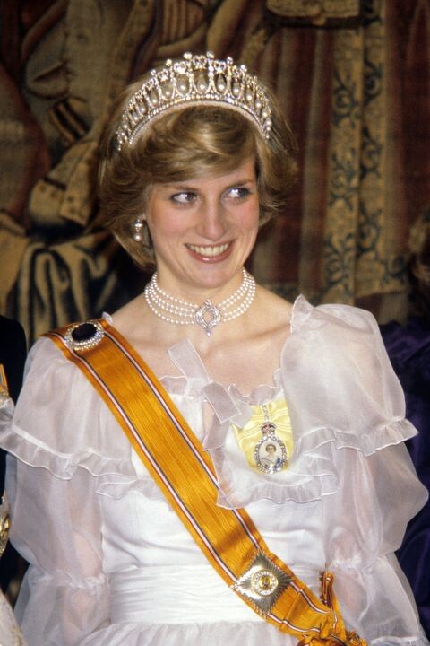 凱特皇妃的奶奶，即是已故戴安娜皇妃（Princess Diana）亦曾佩戴此珍珠項鏈。1982年，她婚後首個皇室公開行程，正是佩戴此項鏈跟荷蘭Queen Beatrix見面。