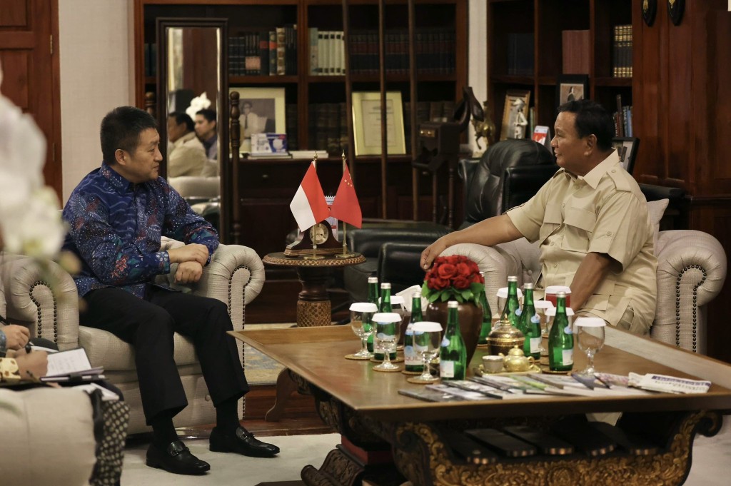 中國駐印尼大使陸慷到普拉博沃家中祝賀對方。FB
