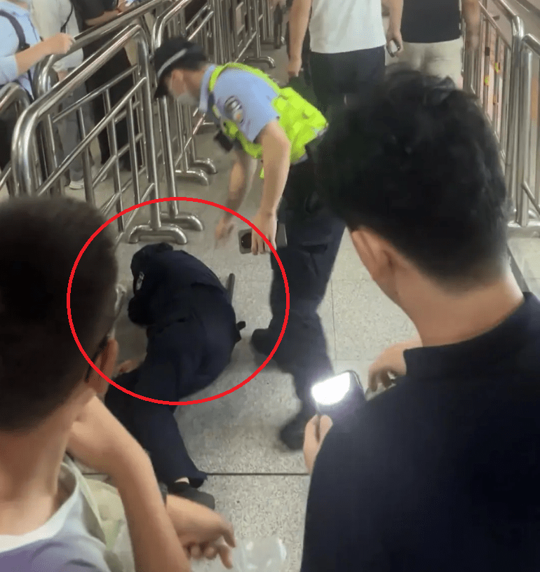 21日,有一名深圳地铁安检人员被撞倒在地。 21日,有一名深圳地铁安检人员被撞倒在地。
