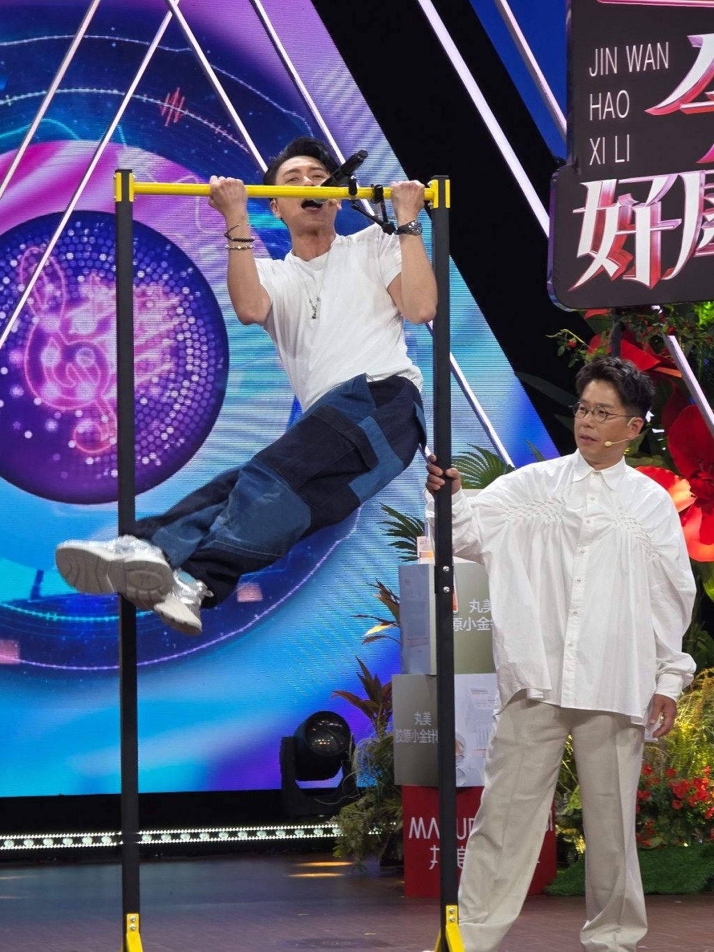 黃宗澤引體上升兼唱歌無難度。 黃宗澤引體上升兼唱歌無難度。