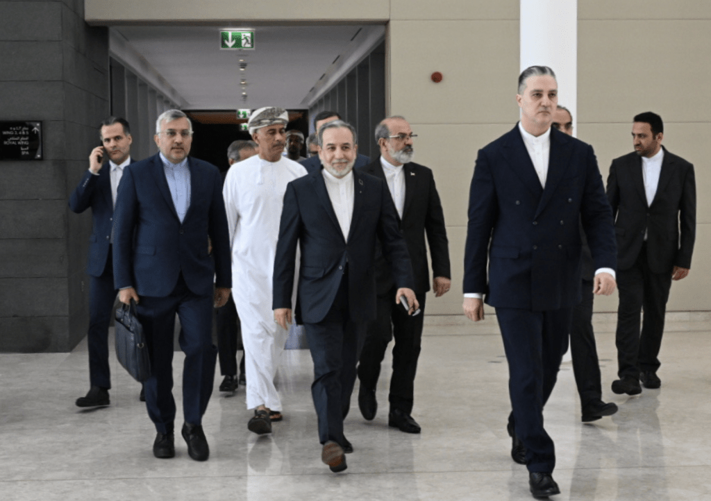 美国和伊朗在日内瓦的第三轮间接谈判结束。伊朗外长阿拉格齐(Abbas Araghchi)于当地时间周四(26日)表示,最新一轮谈判取得了积极进展,双方在部分核心议题上正逐步接近达成共识。新华社 美国和伊朗在日内瓦的第三轮间接谈判结束。伊朗外长阿拉格齐(Abbas Araghchi)于当地时间周四(26日)表示,最新一轮谈判取得了积极进展,双方在部分核心议题上正逐步接近达成共识。新华社