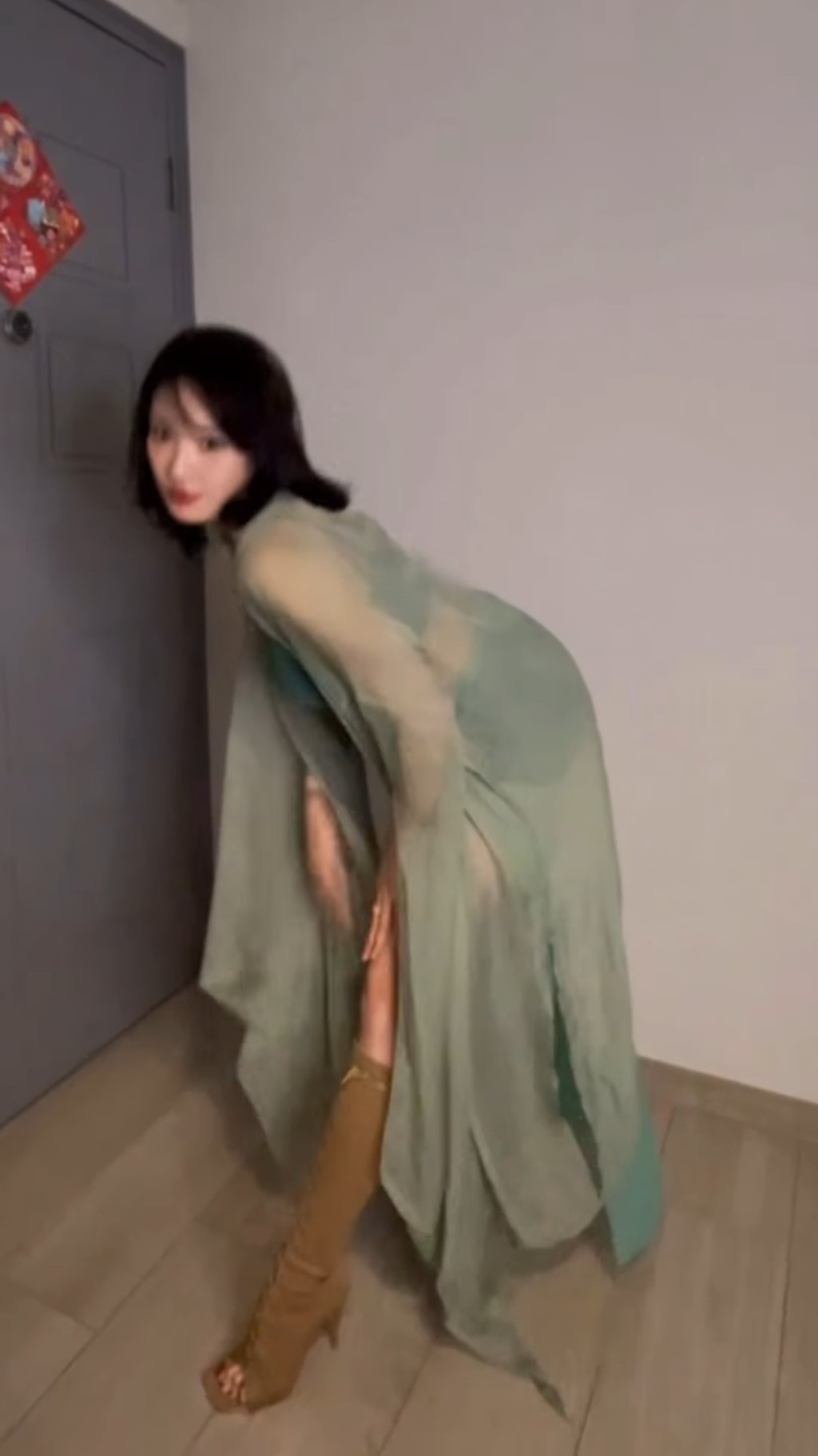 林佑蔚又翹起屁股輕撫長腿。