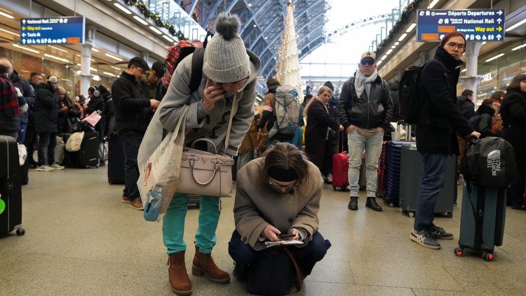 Eurostar因供電問題停駛乘，乘客紛紛查資訊和更新安排。 路透社