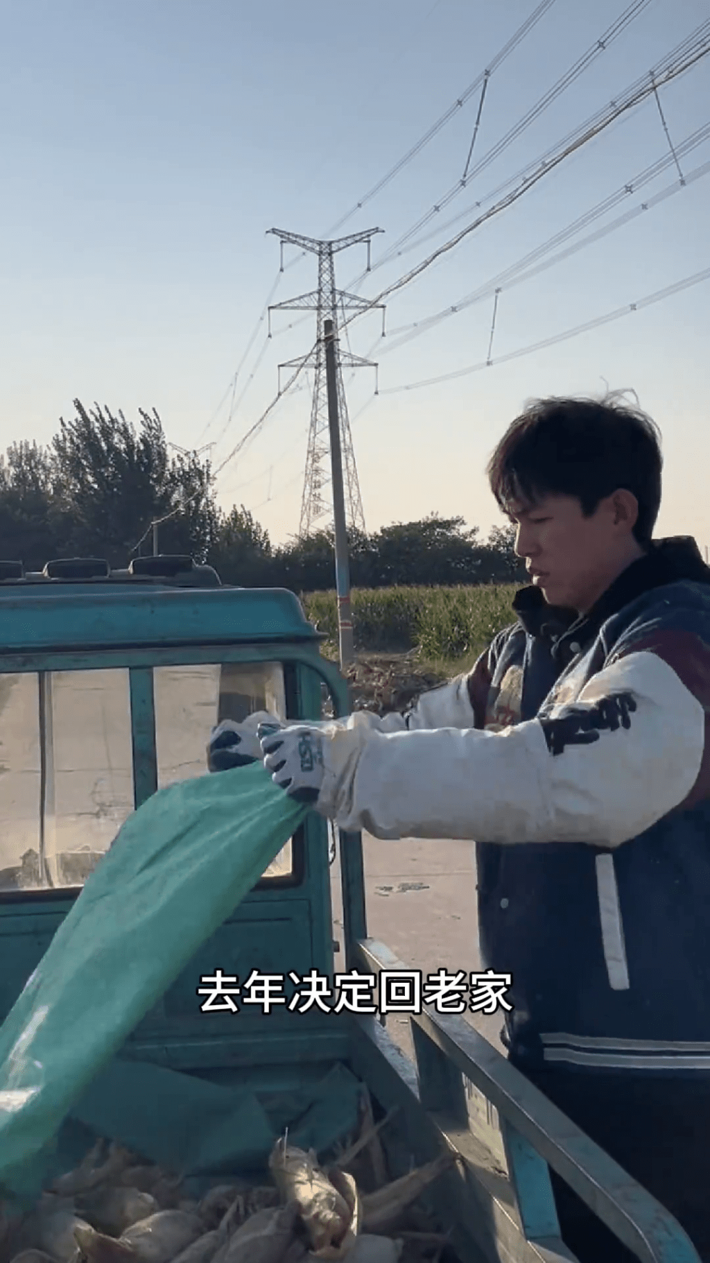 男演員許鵬 「沒戲拍失業」返老家擺攤賣菜。