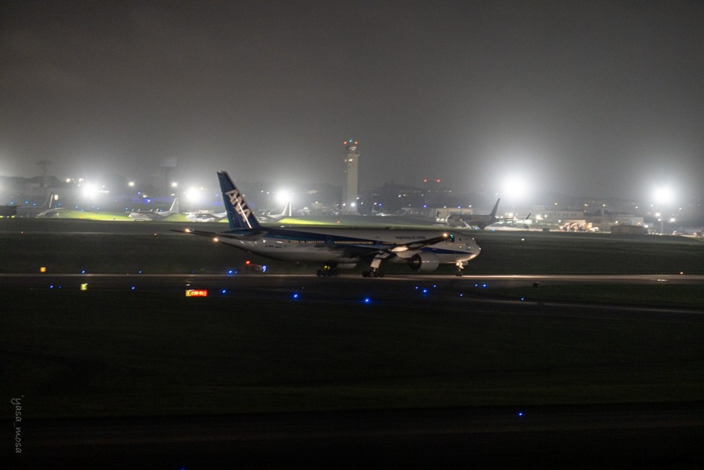 ANA客機離開嘉手納空軍基地。 X