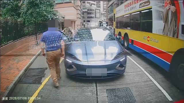 一名身穿藍色上衣的男子靠近,與BYD司機發生爭執。fb「中港改車斗陰影片關注組」片段截圖 一名身穿藍色上衣的男子靠近,與BYD司機發生爭執。fb「中港改車斗陰影片關注組」片段截圖
