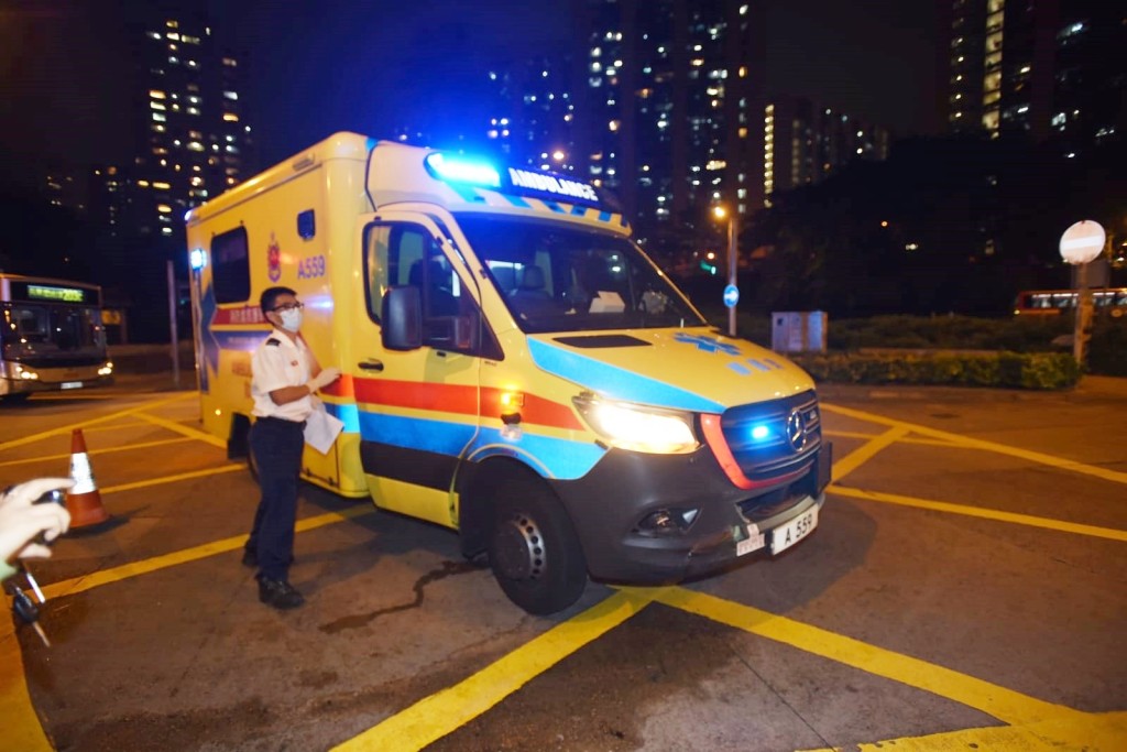 一輛救護車與私家車相撞。
