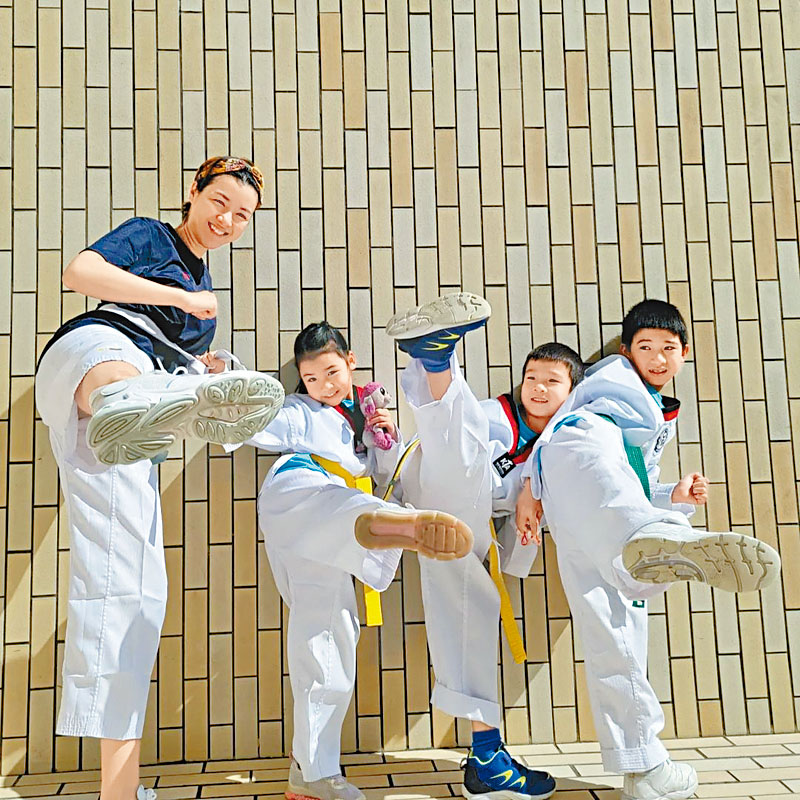 Aimee陪三位寶貝練跆拳道，被網民估中是白帶初哥。