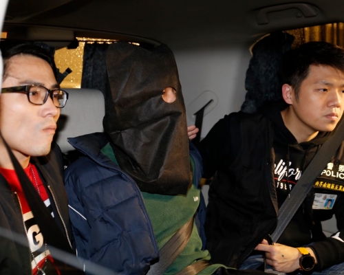 行動中被捕的男子（中）。