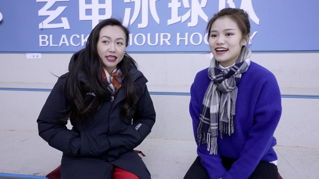 陳露(左)是北京冬奧組委運動員委員會委員。特區政府駐京辦提供圖片