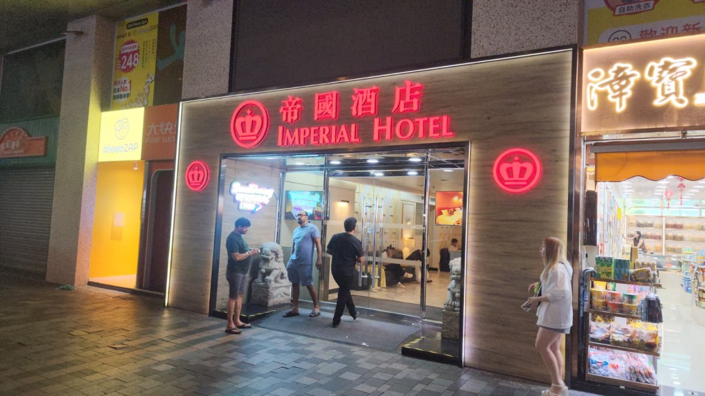 尖沙咀酒店房外籍男開門遇劫 賊人衝入箍頸掠30萬日圓。黎志偉攝 尖沙咀酒店房外籍男開門遇劫 賊人衝入箍頸掠30萬日圓。黎志偉攝