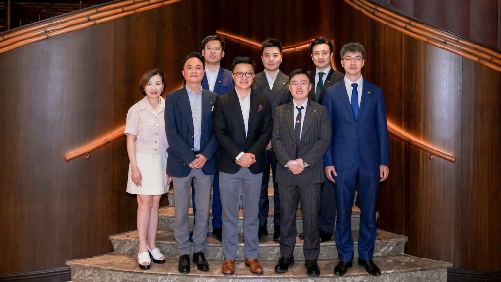 心系管理层合照，第一排左起彭文慧、陈炳鸣、王傲山、王伟华、陈文振，第二排左起陈伯仲、杨俊彦、苏晋霆。