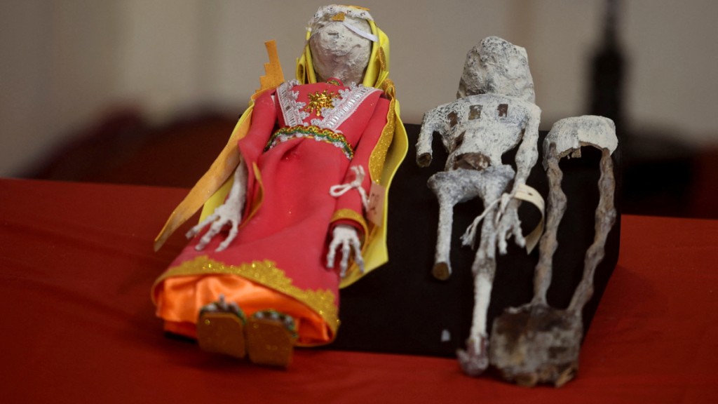 秘魯法醫鑒定顯示，去年10月出現的兩具所謂「外星人」遺體其實是人工合成的人偶。(路透社)