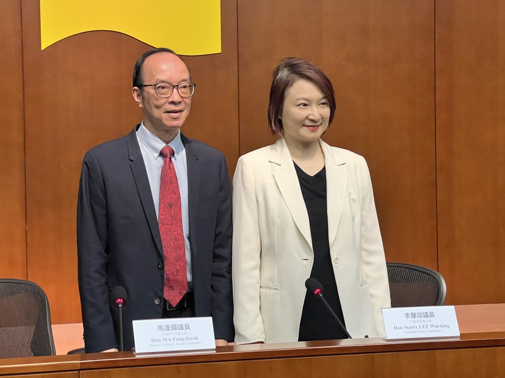 委員會副主席馬逢國(左)、內會主席李慧琼。郭詠欣攝