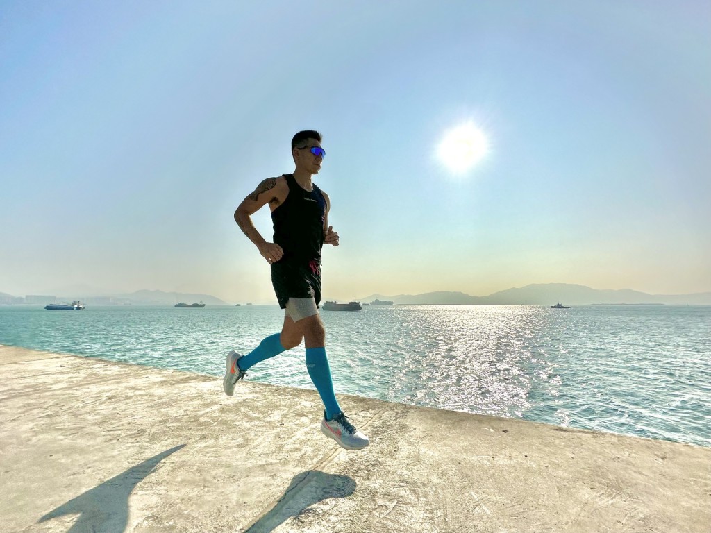 配圖選了柳俊江生前在旭日下跑步的照片。