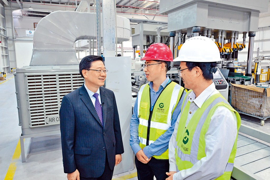李家超與示範園員工交談。