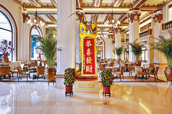 在隨來的春節檔期，香港半島酒店會大堂設置應節裝飾擺設。