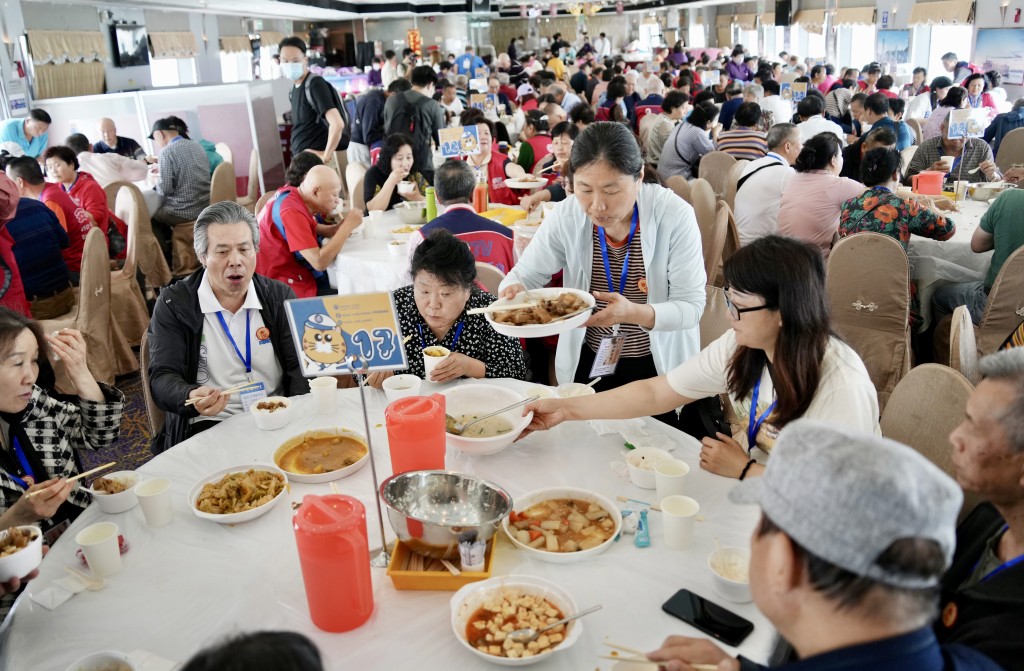 而有關遊客用膳問題對當區居民造成影響，徐王美倫認為情況己有改善。資料圖片