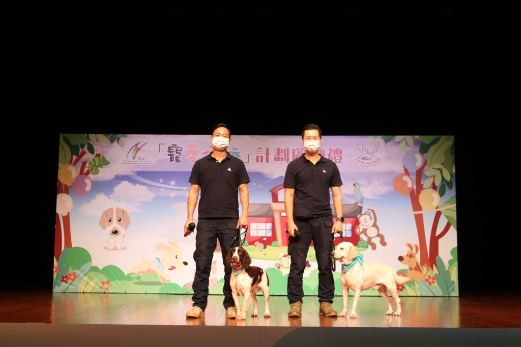 警犬隊帶同兩隻「守護之星」警犬Sunny和Zander到場見證。警方提供