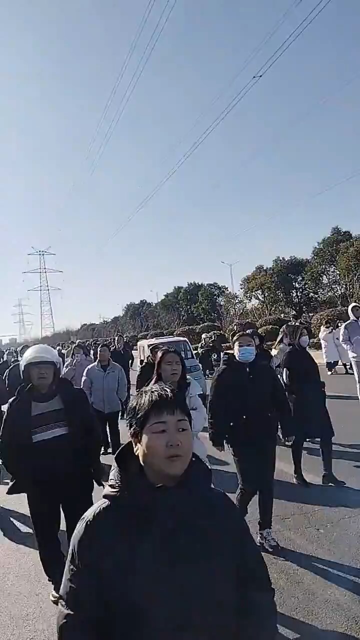 當地人不滿警方調查結果,怒而包圍涉事校園。 當地人不滿警方調查結果,怒而包圍涉事校園。
