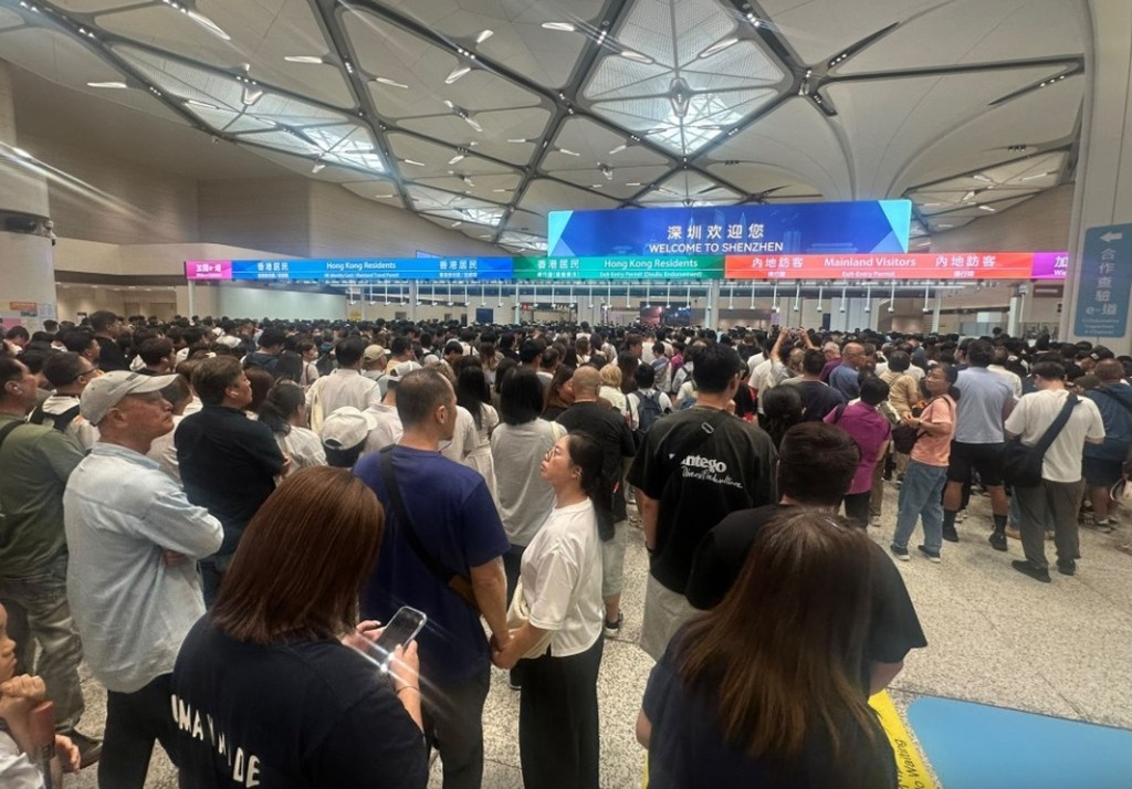 皇岗口岸是港深之间唯一提供全天候24小时旅客和客运车辆通关服务的陆路口岸。 皇岗口岸是港深之间唯一提供全天候24小时旅客和客运车辆通关服务的陆路口岸。