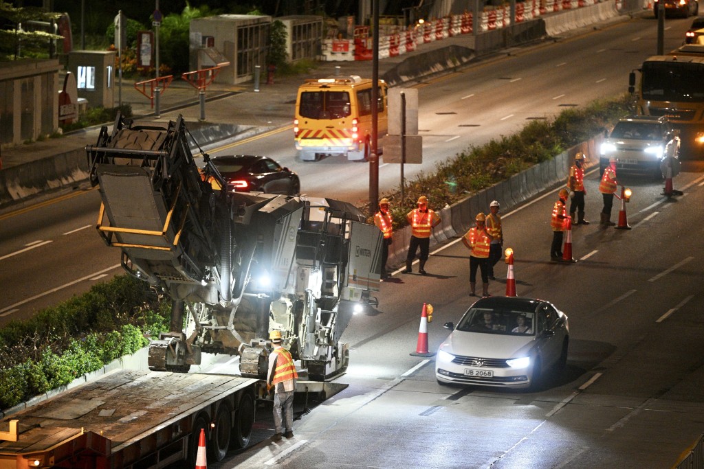 路政署由昨夜起分階段重鋪鑽石山龍翔道東行路面，今次更使用「高性能超薄磨耗層」的新型瀝青物料。 