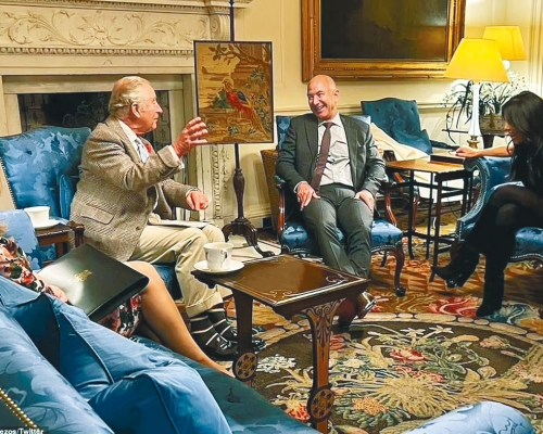 貝索斯（中）由女友陪伴，與英國皇儲查理斯會面。