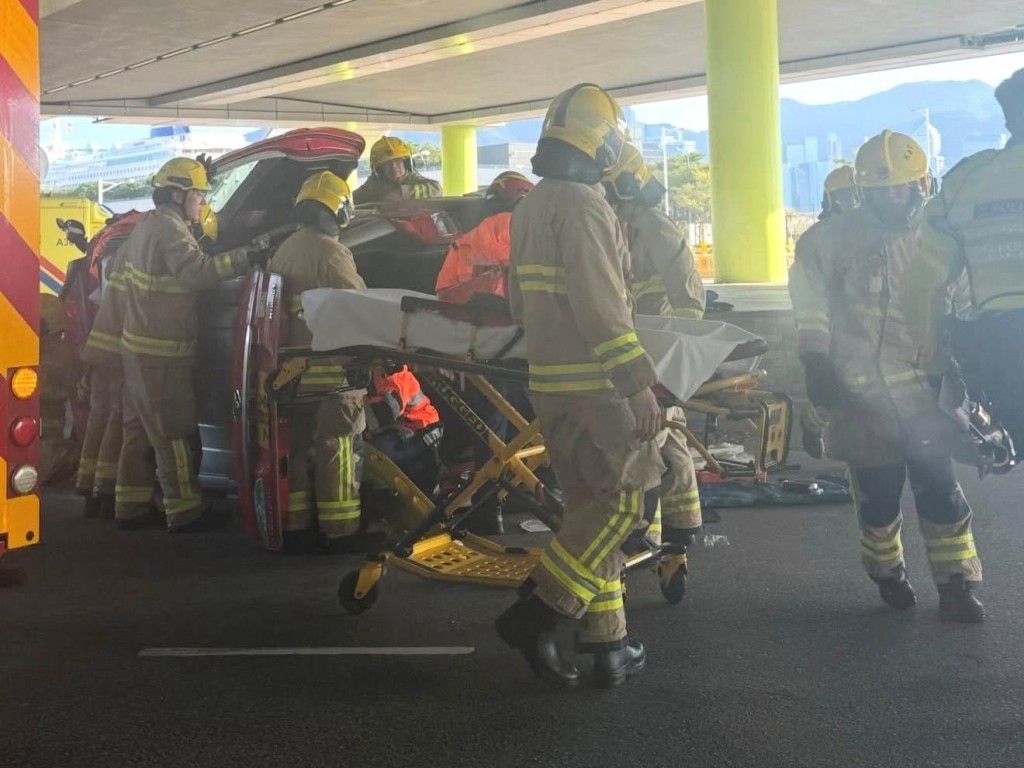 警方消防接報趕至接手救援。FB:Evens Fu@ 車cam L(香港群組) 警方消防接報趕至接手救援。FB:Evens Fu@ 車cam L(香港群組)