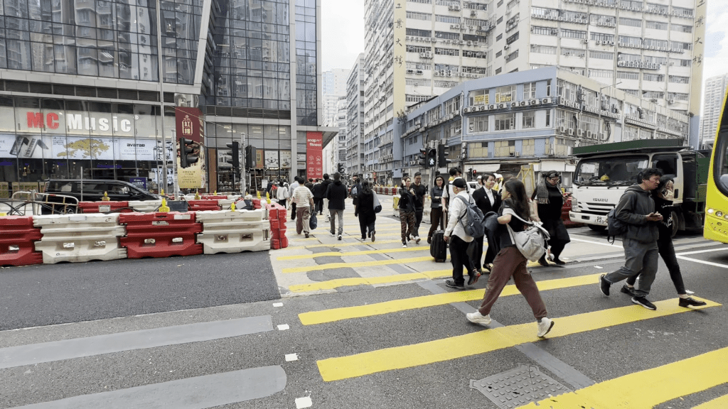 相關過路處為新蒲崗工廠區通往鑽石山地鐵站及荷里活廣場的最快道路。 相關過路處為新蒲崗工廠區通往鑽石山地鐵站及荷里活廣場的最快道路。