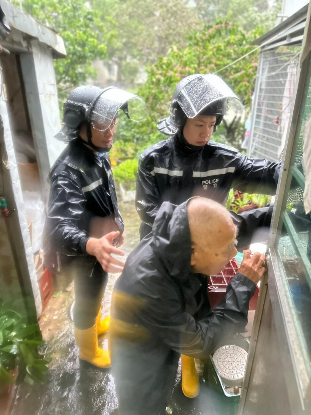 多支紀律部隊到全港各區，出動協助救援被困的市民、處理路面塌樹、疏通道路積水等，並護送有需要人士前往臨時庇護中心暫避。保安局fb