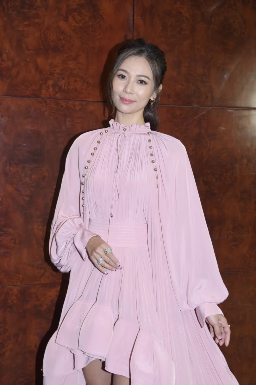 楊秀惠一腳踢湊仔女兼打理美容生意。