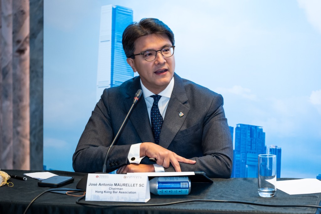 資深大律師毛樂禮今早在圓桌會議上致辭。