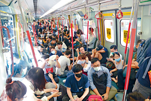 ■在東鐵大圍站，大批戴口罩示威者佔據列車，阻止開行，其他乘客大感無奈。