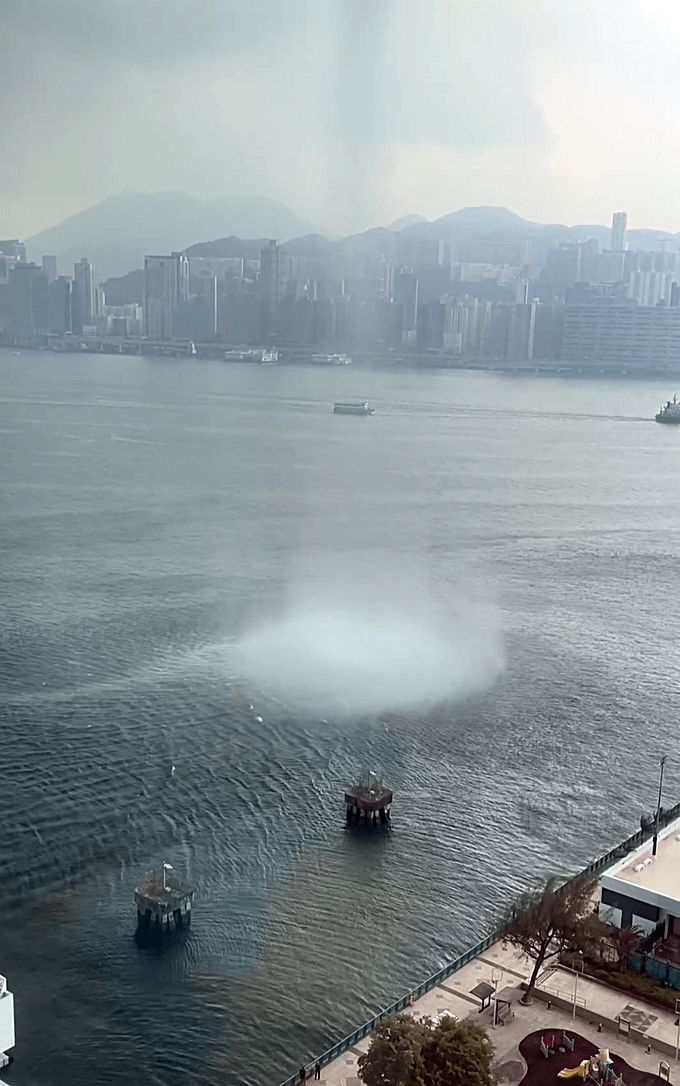 維港海面驚現水龍捲。 網圖