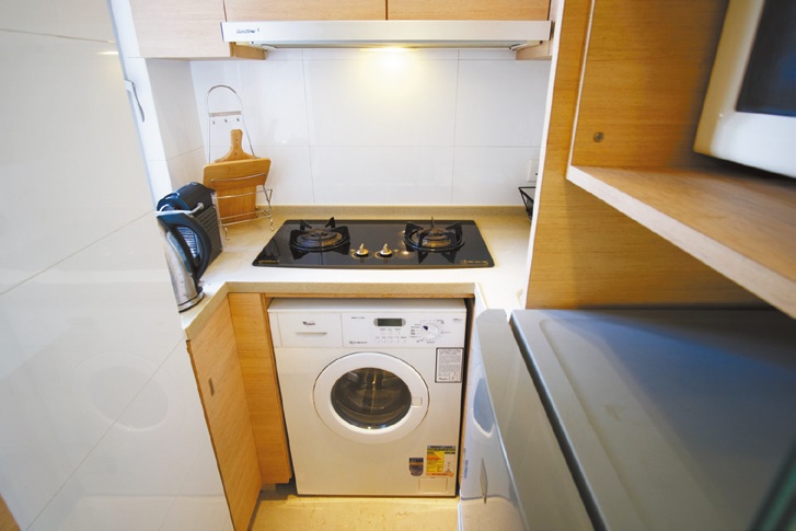 厨房间隔实用，采原木色上下厨柜设计。