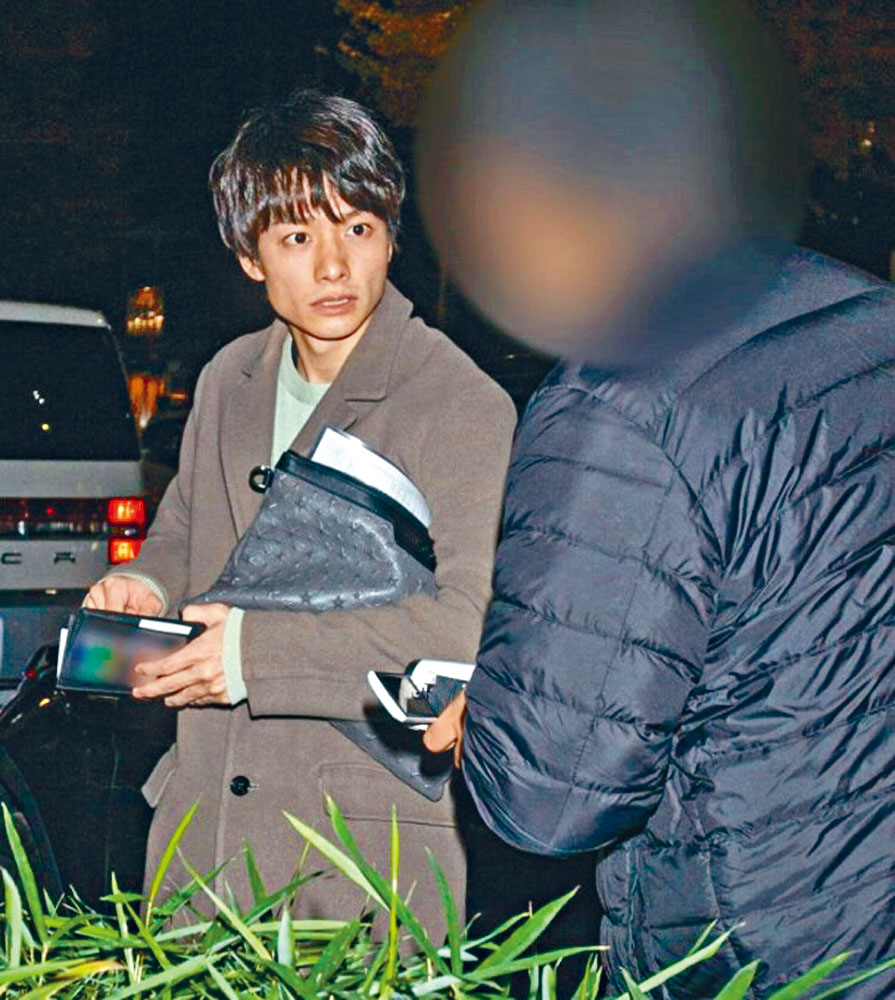 小澤廉被揭發家暴女友後，被傳媒追訪。