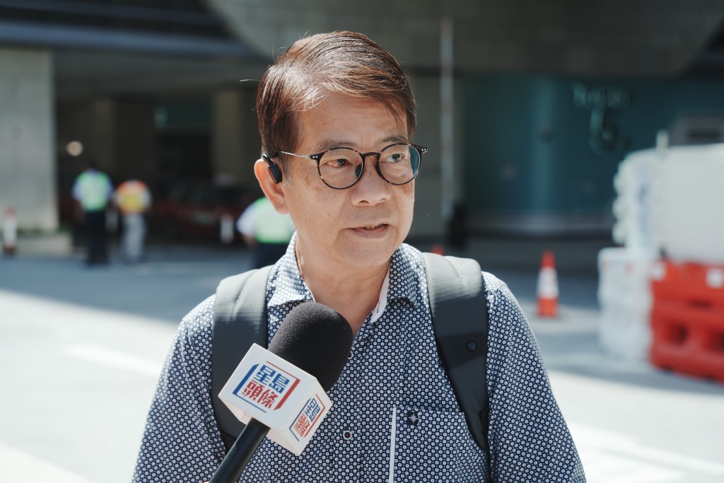 林先生讚求診時有大批醫院工作人員協助，非常方便，環境亦相當舒適、乾淨。