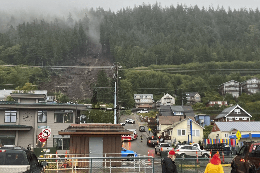 克奇坎的一場罕見大雨觸發泥石流。（美聯社）