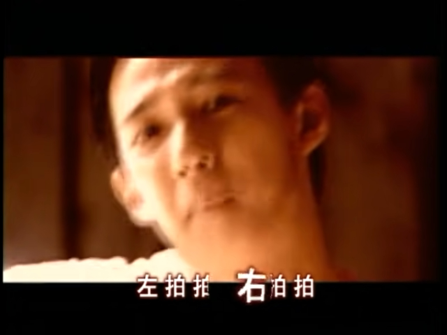阿牛陈庆祥在1998年著自家创作的歌《对面的女孩看过来》。