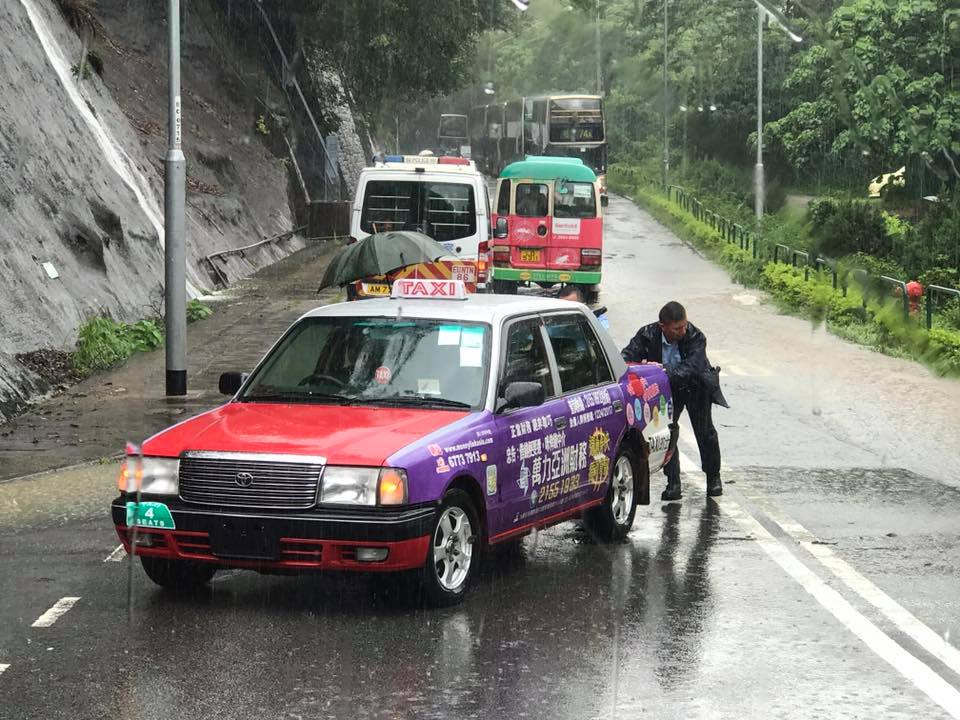 警員將「拋錨」的士推至路旁。香港突發事故報料區FB/網民Raymond WK Cheung圖