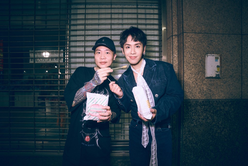 蕭秉治貼心探班準備宵夜鹽酥雞、蛋塔慰勞。