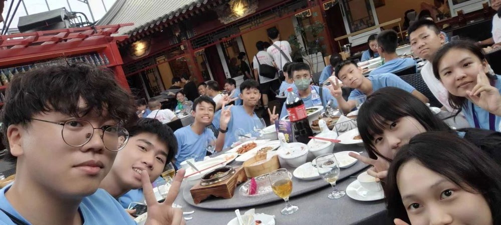 「特色午餐」是我們北京之旅的最後一餐,終於品嚐到期待已久的片皮鴨,還有特色豬蹄等等。