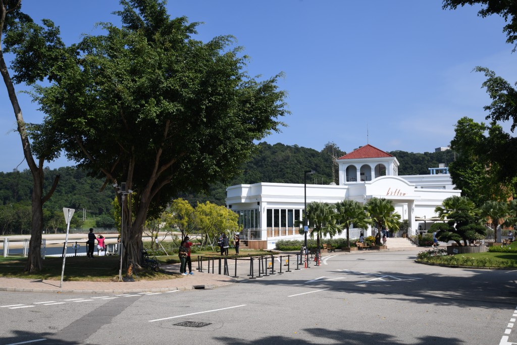 大埔的白鹭湖互动中心环境优美，湖边小屋更令情侣如置身欧洲。