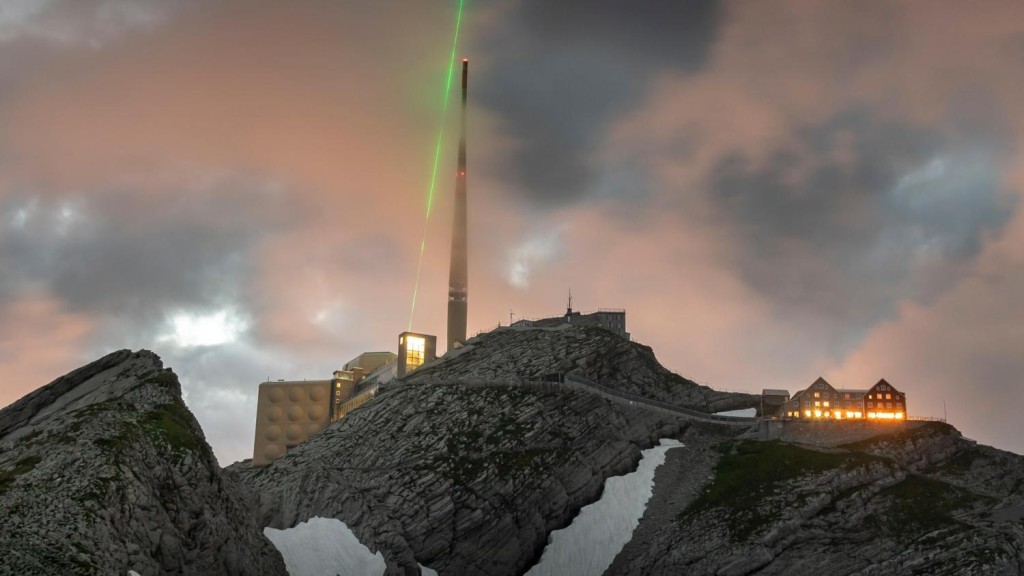 科学家在阿尔卑斯山森蒂斯峰（Mount Santis）测试激光避雷。 网上图片